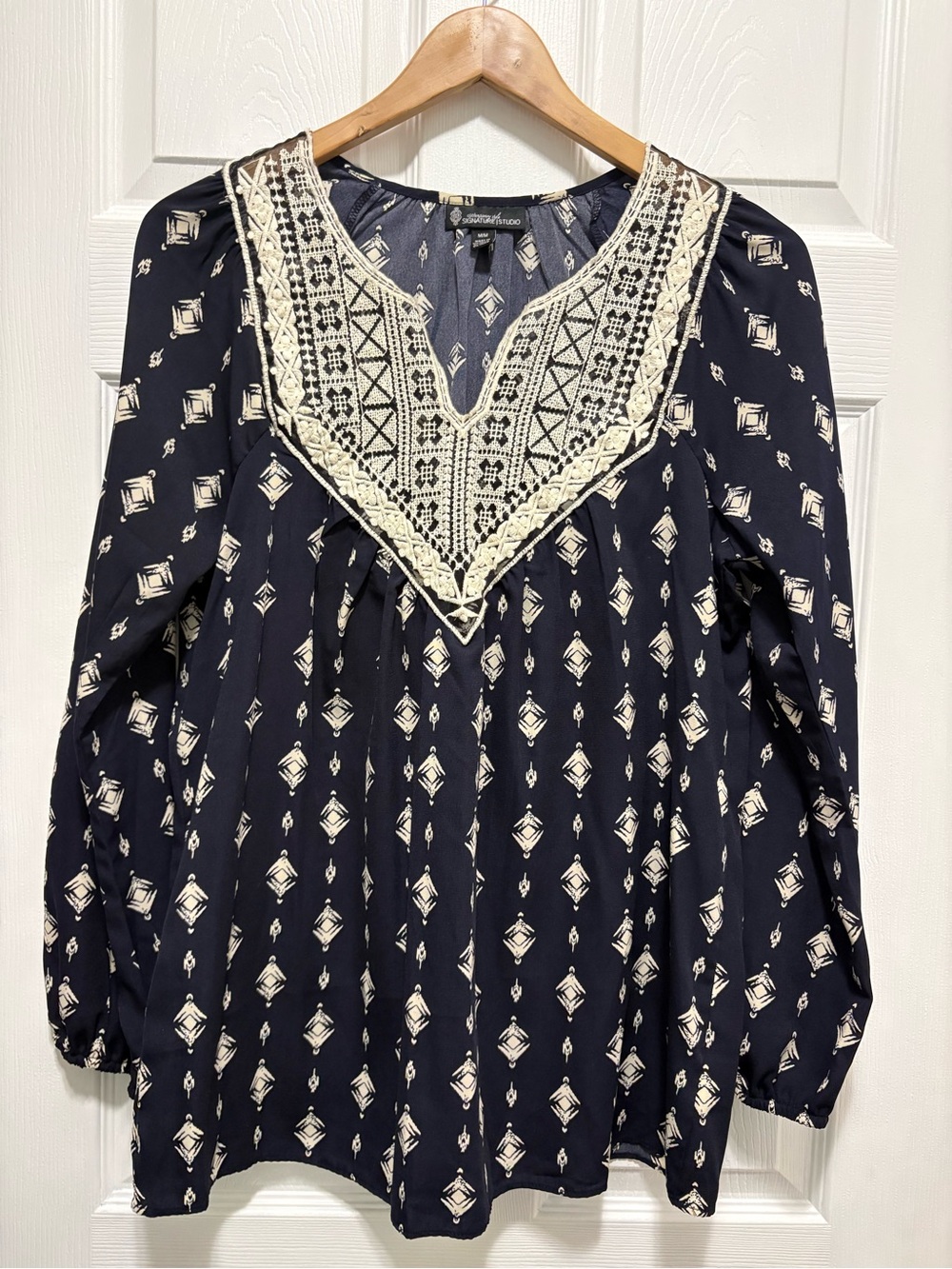 Signature Studio Womenโs M Navy Boho Crochet lace Peasant Blouse